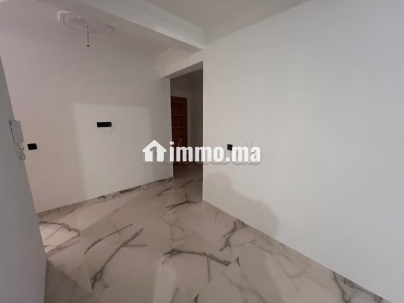 Très bel appartement en location à Harhoura.
Surface totale 90 m².
Porte blindée et système de double vitrage - Location Immobilier - Harhoura - photo 3