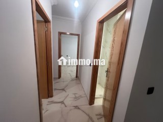 Très bel appartement en location à Harhoura.
Surface totale 90 m².
Porte blindée et système de double vitrage - Appartement à louer - Harhoura