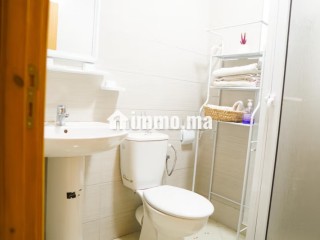 Location saisonnière à Tanja Balia. 2 chambres agréables. Salon traditionnel et système d'antenne parabolique - Appartement à vendre - Tanger