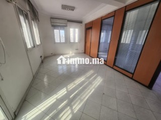 Location de bureaux à Les Hôpitaux. Superficie 87 m². Avec ascenseur et terrasse - Bureau à louer - Casablanca