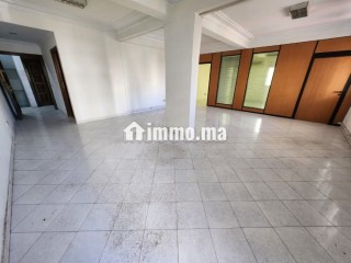 Location de bureaux à Les Hôpitaux. Superficie 87 m². Avec ascenseur et terrasse - Bureau à louer - Casablanca