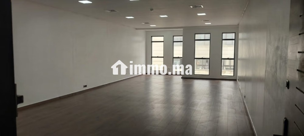 Beaux bureaux à louer à Les Hôpitaux. Surface totale 75 m². Porte sécurisée et chauffage central - Location Immobilier - Casablanca - photo 1