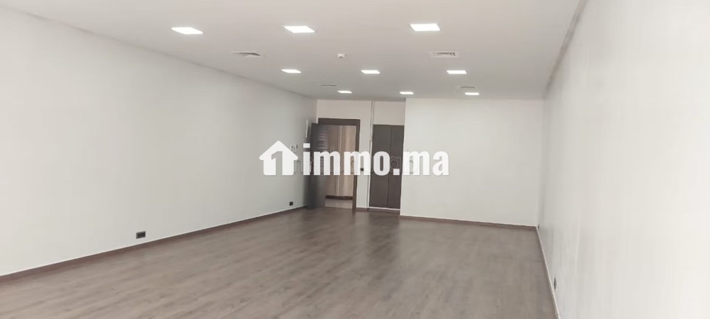 Beaux bureaux à louer à Les Hôpitaux. Surface totale 75 m². Porte sécurisée et chauffage central - Location Immobilier - Casablanca - photo 3