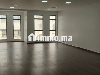 Beaux bureaux à louer à Les Hôpitaux. Surface totale 75 m². Porte sécurisée et chauffage central - Bureau à louer - Casablanca