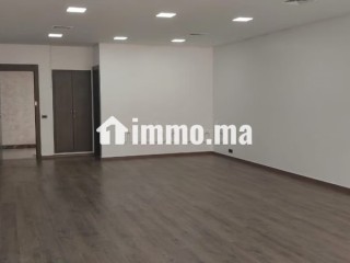 Beaux bureaux à louer à Les Hôpitaux. Surface totale 75 m². Porte sécurisée et chauffage central - Bureau à louer - Casablanca