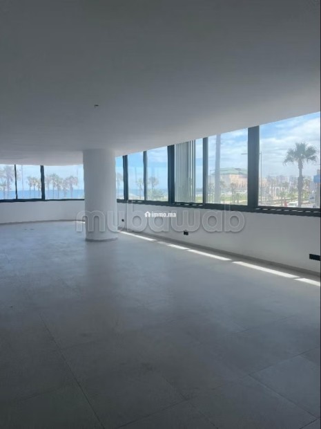 Bureaux à louer à Ain Diab. Superficie 120 m². Avec ascenseur et terrasse - Location Immobilier - Casablanca - photo 2