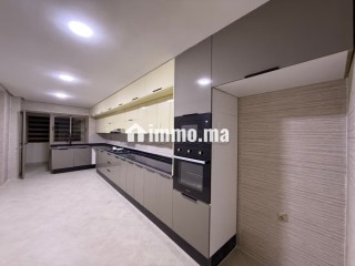Vend appartement à Fes City Center. 3 grandes pièces. Ascenseur et terrasse - Appartement à vendre - Fes