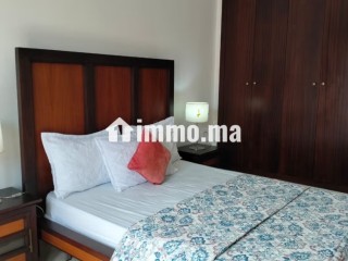 location-dun-appartement-a-saidia-surface-de-85-m2-salon-contemporain