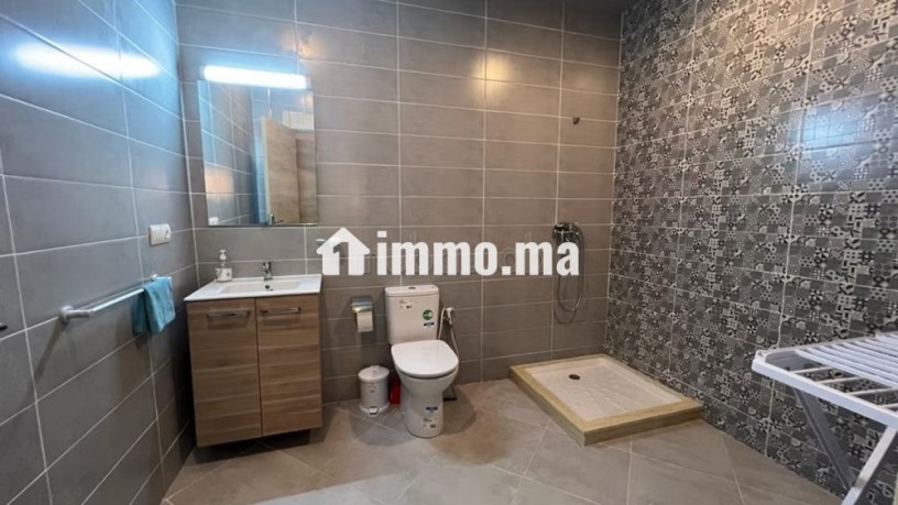 location-dun-appartement-a-saidia-surface-de-85-m2-salon-contemporain-big-2