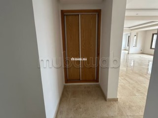 Appartement à louer à Bourgogne Ouest. 6 grandes pièces. Double vitrage et chauffage central - Appartement à louer - Casablanca