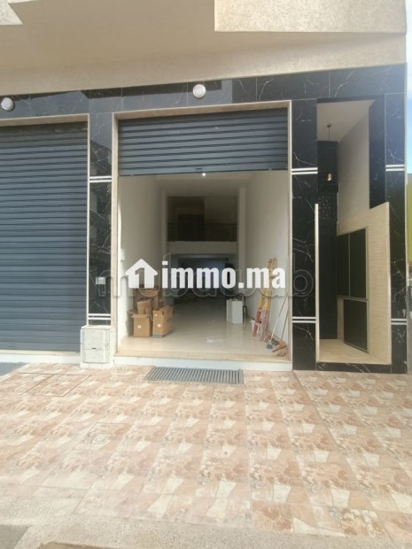 Beau local à vendre à Hay Lmkansa. Superficie 90 m². Porte sécurisée - Vente Immobilier - Casablanca - photo 1