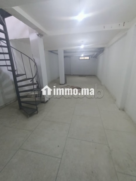 Beau local à vendre à Hay Lmkansa. Superficie 90 m². Porte sécurisée - Vente Immobilier - Casablanca - photo 2