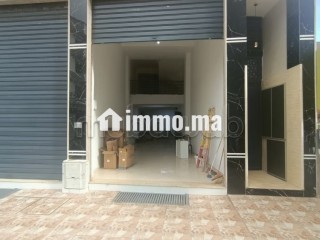Beau local à vendre à Hay Lmkansa. Superficie 90 m². Porte sécurisée - Local commercial à vendre - Casablanca