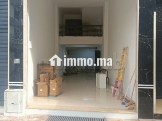 Beau local à vendre à Hay Lmkansa. Superficie 90 m². Porte sécurisée - Local commercial à vendre - Casablanca
