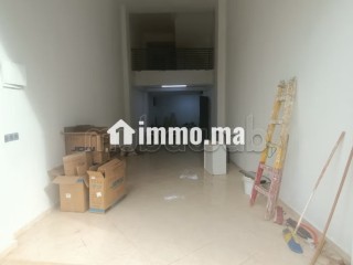 Beau local à vendre à Hay Lmkansa. Superficie 90 m². Porte sécurisée - Local commercial à vendre - Casablanca