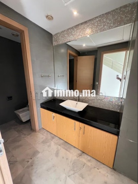Location villa de luxe à Ville Verte. Superficie 370 m². Air conditionné et cheminée - Location Immobilier - Bouskoura - photo 6