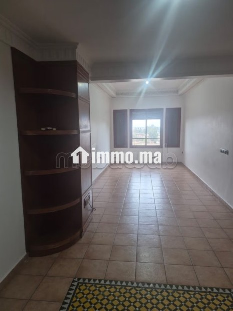 Appartement vide en location à victor hugo.
Superficie 100 m².
Tout confort avec cheminée et climatisation - Location Immobilier - Marrakech - photo 4