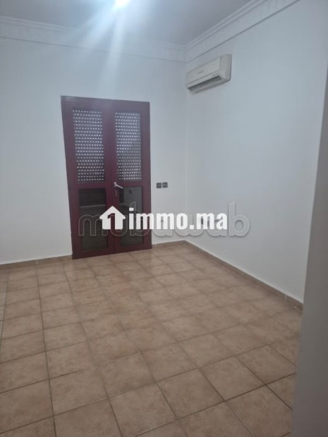 Appartement vide en location à victor hugo.
Superficie 100 m².
Tout confort avec cheminée et climatisation - Location Immobilier - Marrakech - photo 6