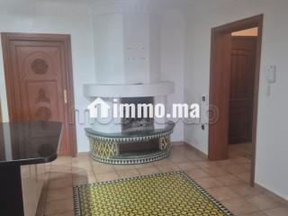 Appartement vide en location à victor hugo.
Superficie 100 m².
Tout confort avec cheminée et climatisation - Appartement à louer - Marrakech