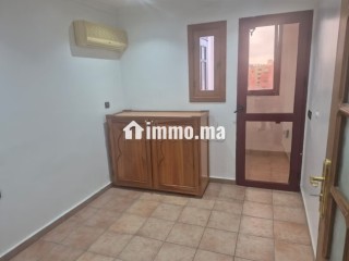 Appartement vide en location à victor hugo.
Superficie 100 m².
Tout confort avec cheminée et climatisation - Appartement à louer - Marrakech