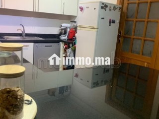 Appartement vide en location à victor hugo.
Superficie 100 m².
Tout confort avec cheminée et climatisation - Appartement à louer - Marrakech