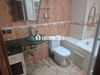 Appartement vide en location à victor hugo.
Superficie 100 m².
Tout confort avec cheminée et climatisation - Appartement à louer - Marrakech
