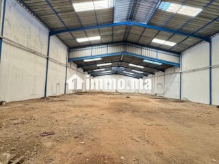 Local commercial à l'achat à Zone Industrielle Bensouda.
Surface de 1000 m².
Porte sécurisée. - Local commercial à vendre - Fes