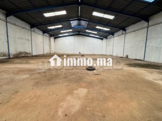 Local commercial à l'achat à Zone Industrielle Bensouda.
Surface de 1000 m².
Porte sécurisée. - Local commercial à vendre - Fes