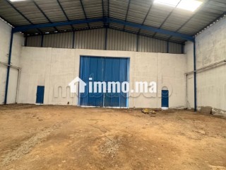 Local commercial à l'achat à Zone Industrielle Bensouda.
Surface de 1000 m².
Porte sécurisée. - Local commercial à vendre - Fes