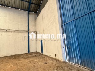 Local commercial à l'achat à Zone Industrielle Bensouda.
Surface de 1000 m².
Porte sécurisée. - Local commercial à vendre - Fes