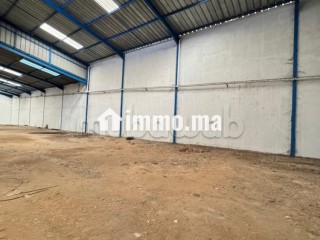 Local commercial à l'achat à Zone Industrielle Bensouda.
Surface de 1000 m².
Porte sécurisée. - Local commercial à vendre - Fes