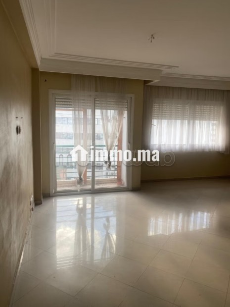 Bel appartement en location à Moulay Youssef.
Surface de 64 m².
Résidence avec concierge - Location Immobilier - Casablanca - photo 1