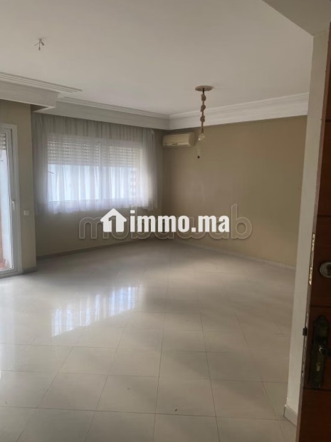 Bel appartement en location à Moulay Youssef.
Surface de 64 m².
Résidence avec concierge - Location Immobilier - Casablanca - photo 2