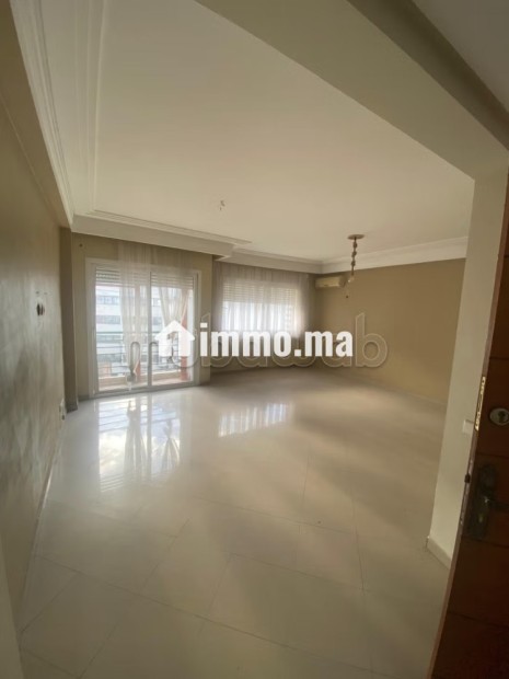 Bel appartement en location à Moulay Youssef.
Surface de 64 m².
Résidence avec concierge - Location Immobilier - Casablanca - photo 3