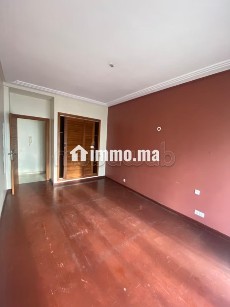 Bel appartement en location à Moulay Youssef.
Surface de 64 m².
Résidence avec concierge - Location Immobilier - Casablanca - photo 5