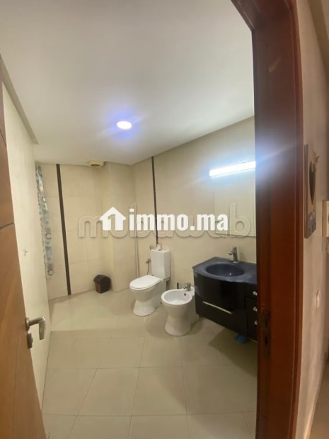 Bel appartement en location à Moulay Youssef.
Surface de 64 m².
Résidence avec concierge - Location Immobilier - Casablanca - photo 8