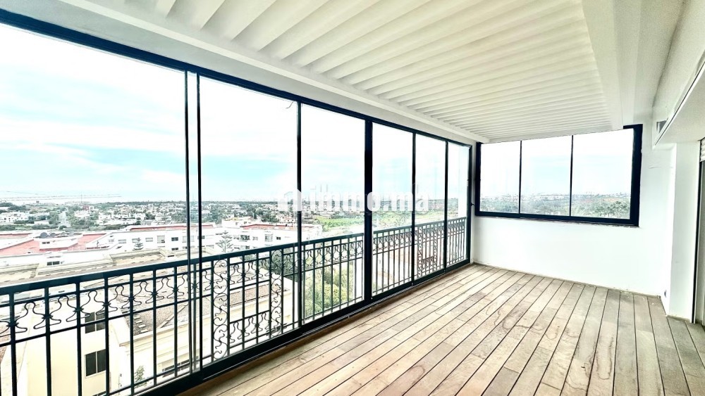 Très bel appartement en location à Ain Diab.
Surface totale 220 m².
Double vitrage et chauffage central - Location Immobilier - Casablanca - photo 1
