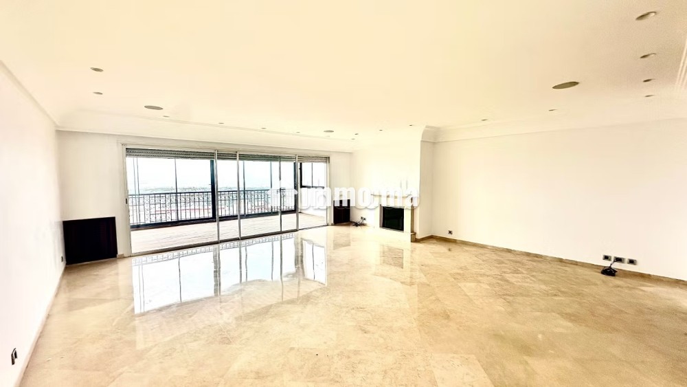 Très bel appartement en location à Ain Diab.
Surface totale 220 m².
Double vitrage et chauffage central - Location Immobilier - Casablanca - photo 2