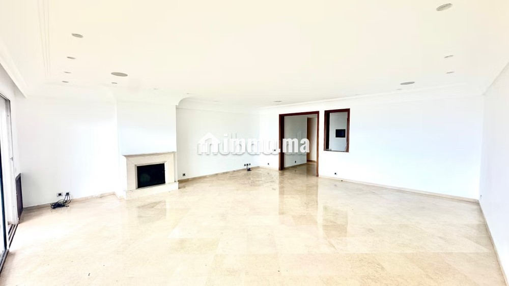 Très bel appartement en location à Ain Diab.
Surface totale 220 m².
Double vitrage et chauffage central - Location Immobilier - Casablanca - photo 3