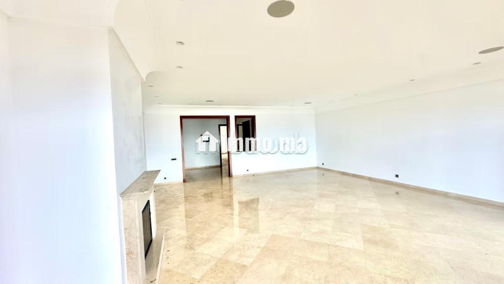 Très bel appartement en location à Ain Diab.
Surface totale 220 m².
Double vitrage et chauffage central - Location Immobilier - Casablanca - photo 4