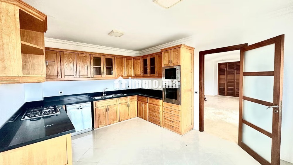 Très bel appartement en location à Ain Diab.
Surface totale 220 m².
Double vitrage et chauffage central - Location Immobilier - Casablanca - photo 5