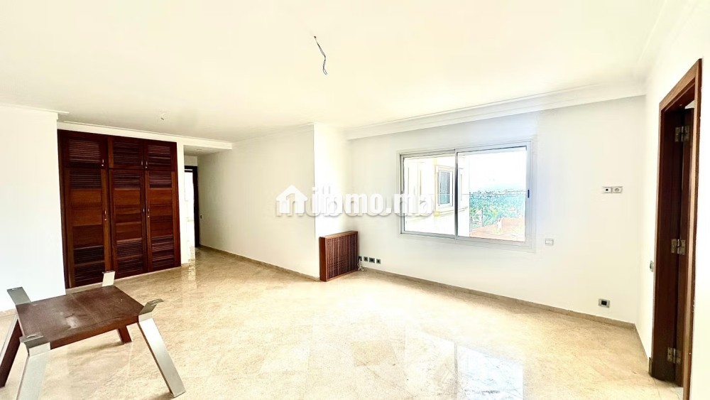 Très bel appartement en location à Ain Diab.
Surface totale 220 m².
Double vitrage et chauffage central - Location Immobilier - Casablanca - photo 6