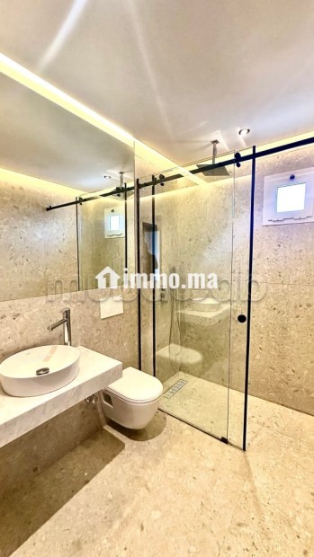 Très bel appartement en location à Ain Diab.
Surface totale 220 m².
Double vitrage et chauffage central - Location Immobilier - Casablanca - photo 8