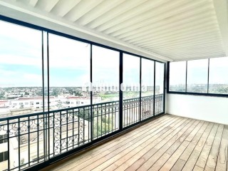 Très bel appartement en location à Ain Diab.
Surface totale 220 m².
Double vitrage et chauffage central - Appartement à louer - Casablanca