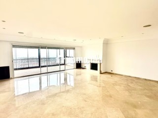 Très bel appartement en location à Ain Diab.
Surface totale 220 m².
Double vitrage et chauffage central - Appartement à louer - Casablanca