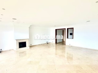 Très bel appartement en location à Ain Diab.
Surface totale 220 m².
Double vitrage et chauffage central - Appartement à louer - Casablanca