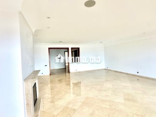 Très bel appartement en location à Ain Diab.
Surface totale 220 m².
Double vitrage et chauffage central - Appartement à louer - Casablanca
