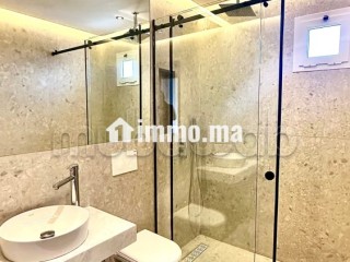 Très bel appartement en location à Ain Diab.
Surface totale 220 m².
Double vitrage et chauffage central - Appartement à louer - Casablanca