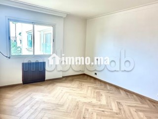 Très bel appartement en location à Ain Diab.
Surface totale 220 m².
Double vitrage et chauffage central - Appartement à louer - Casablanca
