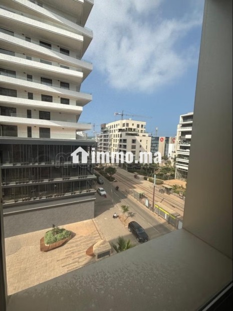Location de bureaux à Casablanca Finance City.
Superficie 72 m².
Porte blindée et chauffage central - Location Immobilier - Casablanca - photo 1